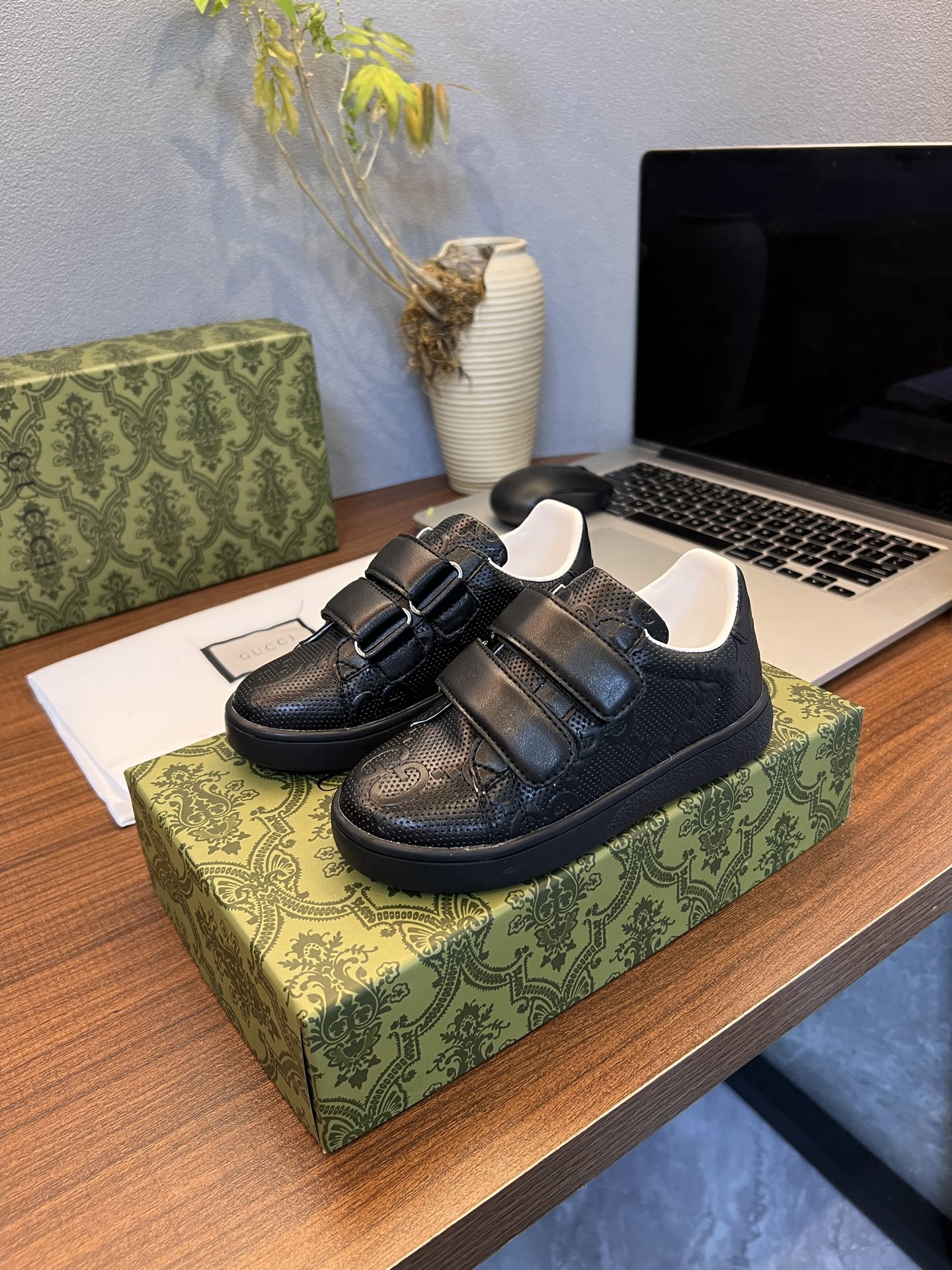 Children's shoes child